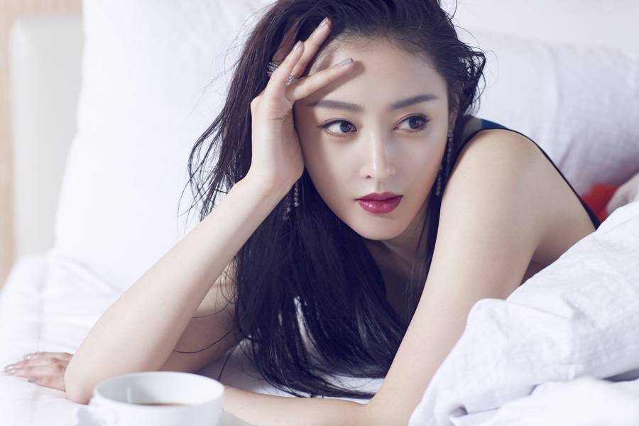 演員張?zhí)鞇蹖懻娲笃毓?百變造型釋放多面魅力