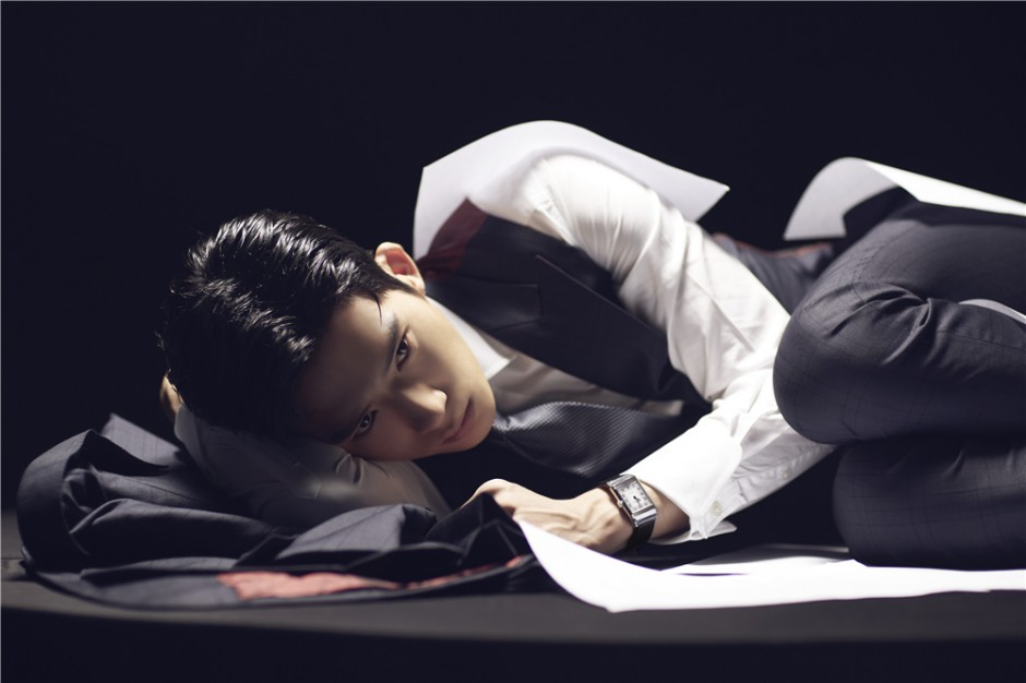 井柏然時尚大片曝光 黑白光影演繹正反面