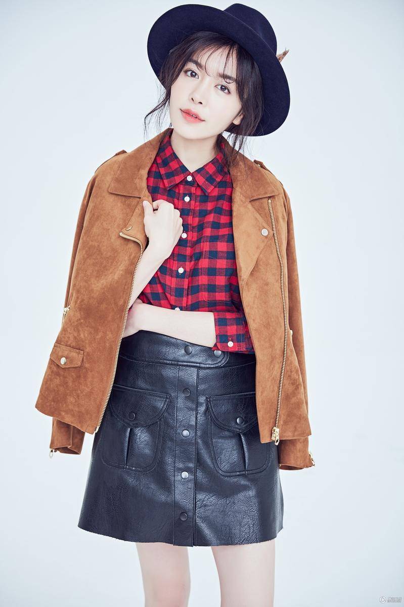 趙多娜曝時(shí)尚寫真 冬日英倫風(fēng)搭配干練十足