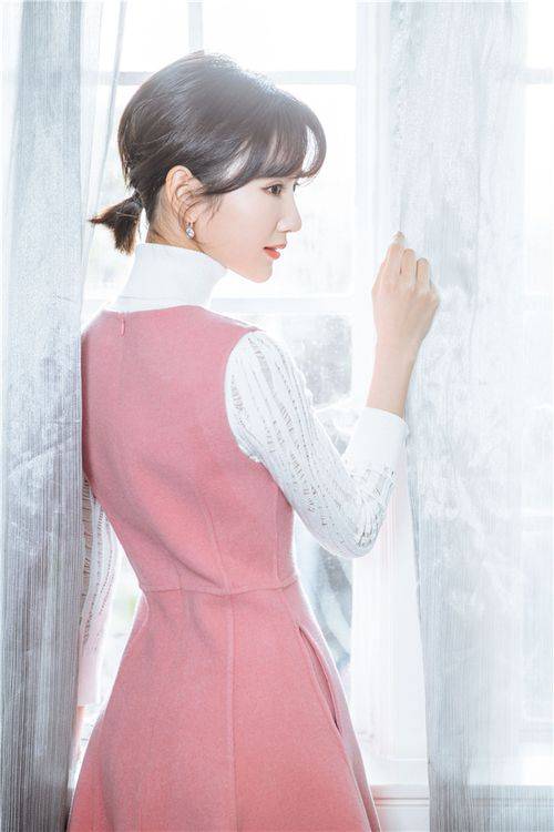 一身粉裙盡顯淑女范兒 毛曉彤側(cè)身回眸美翻天