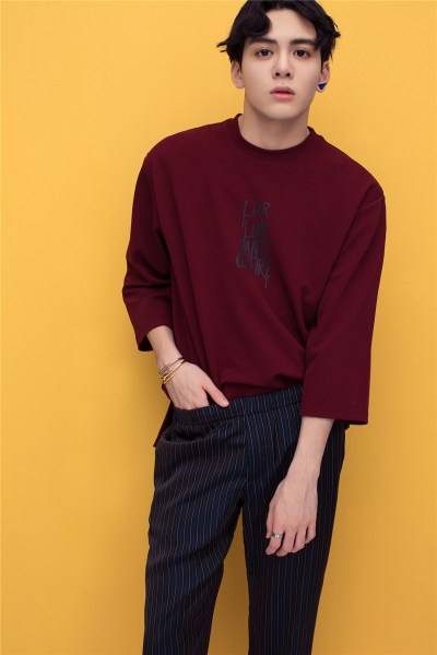 大眼仔曾舜晞最新寫真 溫暖少年定格青春姿態(tài)