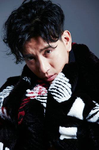 演員蒲巴甲最新寫真 化身潮男展現(xiàn)野性魅力