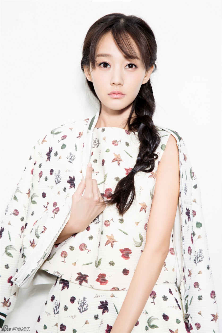 李一桐最新寫真曝光 干凈素雅猶如仙子般靈動