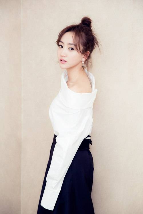 楊蓉時尚寫真曝光 小露香肩可愛又嫵媚