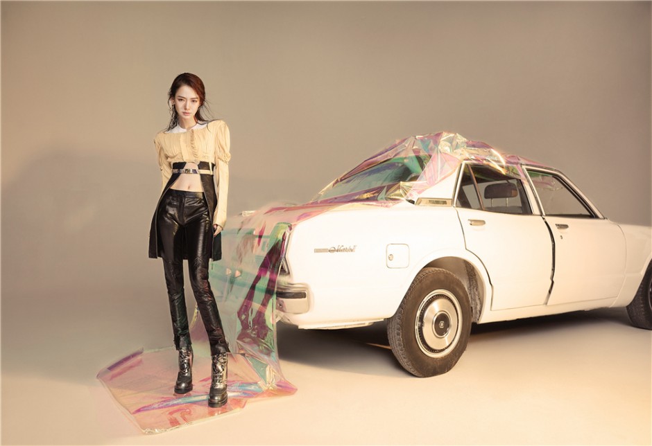 戚薇秋冬時(shí)尚寫真公開 率性綻放酷感十足