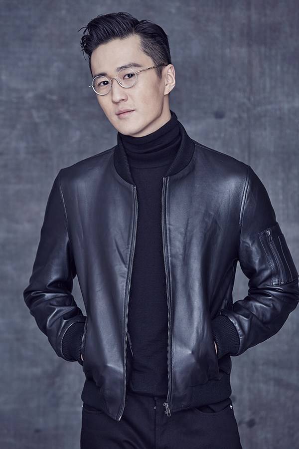 內(nèi)地演員趙炳銳寫真帥照 利落短發(fā)大展男士風(fēng)范