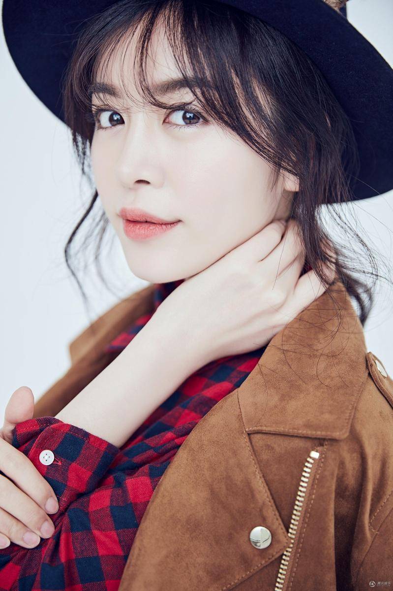 趙多娜曝時尚寫真 冬日英倫風(fēng)搭配干練十足