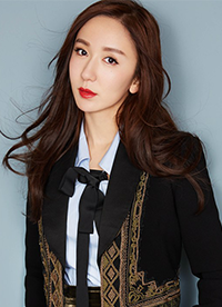 演員婁藝瀟最新寫真曝光 變身西裝美人