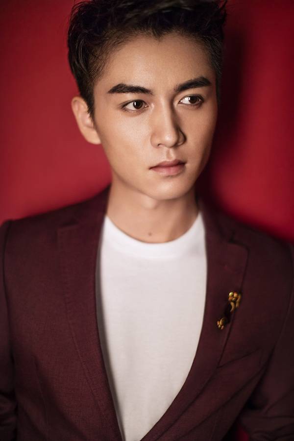 陳曉西裝寫真超時髦 目光深邃透露深沉魅力