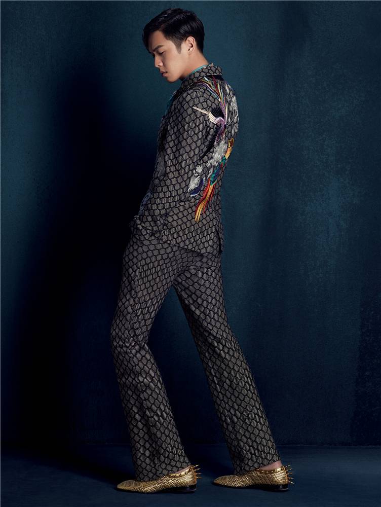 張若昀帥氣復(fù)古寫真大片 另類復(fù)古別具風(fēng)格