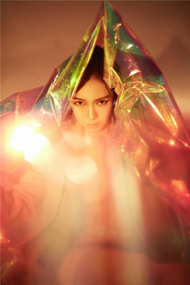 戚薇秋冬時(shí)尚寫真公開 率性綻放酷感十足