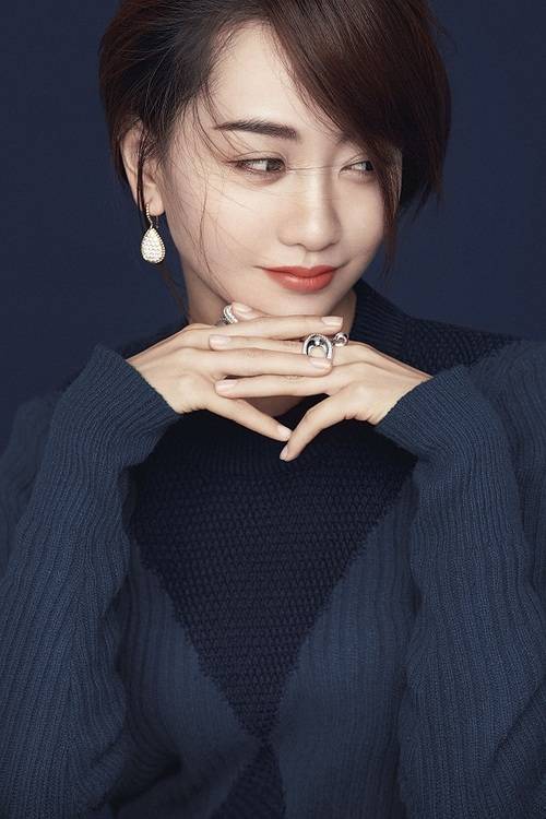 楊蓉冬日珠寶寫真 盡顯知性慵懶華貴風(fēng)