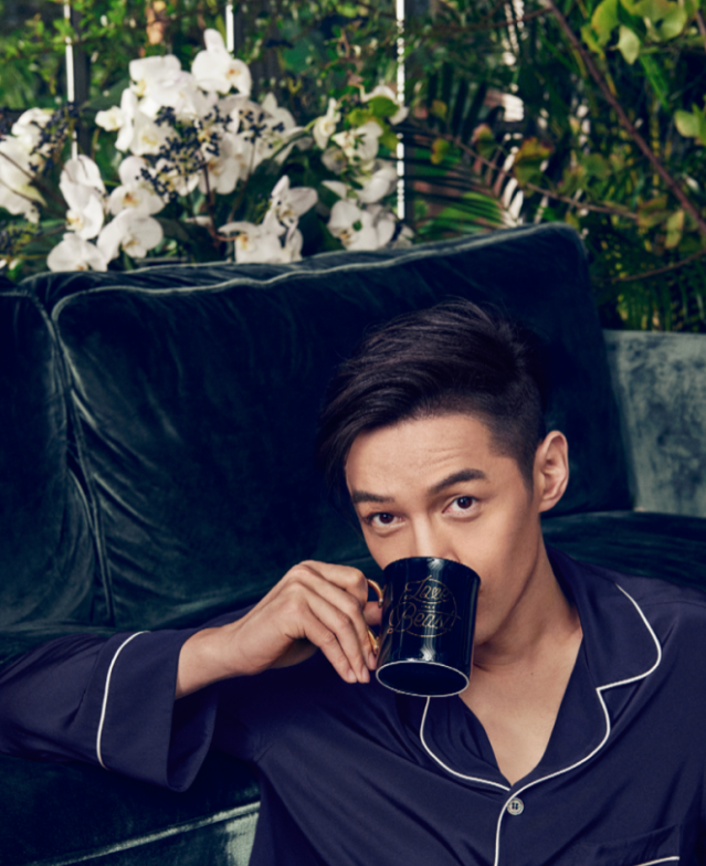 胡歌寫真帥出新高度 和龜互動網(wǎng)友嘆:人不如龜