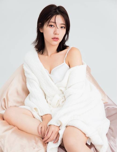 郭雪芙性感居家寫真大片 香肩微露大玩性感