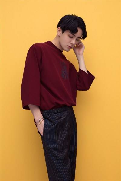 大眼仔曾舜晞最新寫真 溫暖少年定格青春姿態(tài)