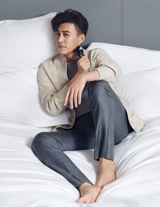 靳東最新雜志寫真圖片 儒雅氣質(zhì)盡顯老干部風(fēng)情