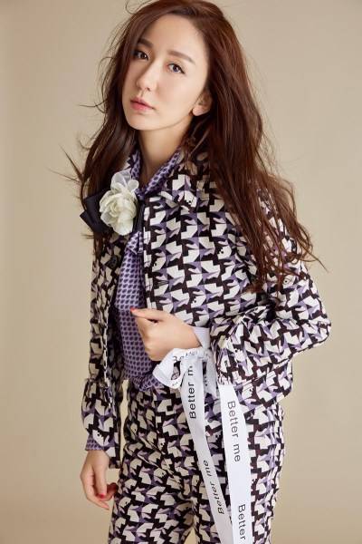 演員婁藝瀟最新寫(xiě)真曝光 變身西裝美人