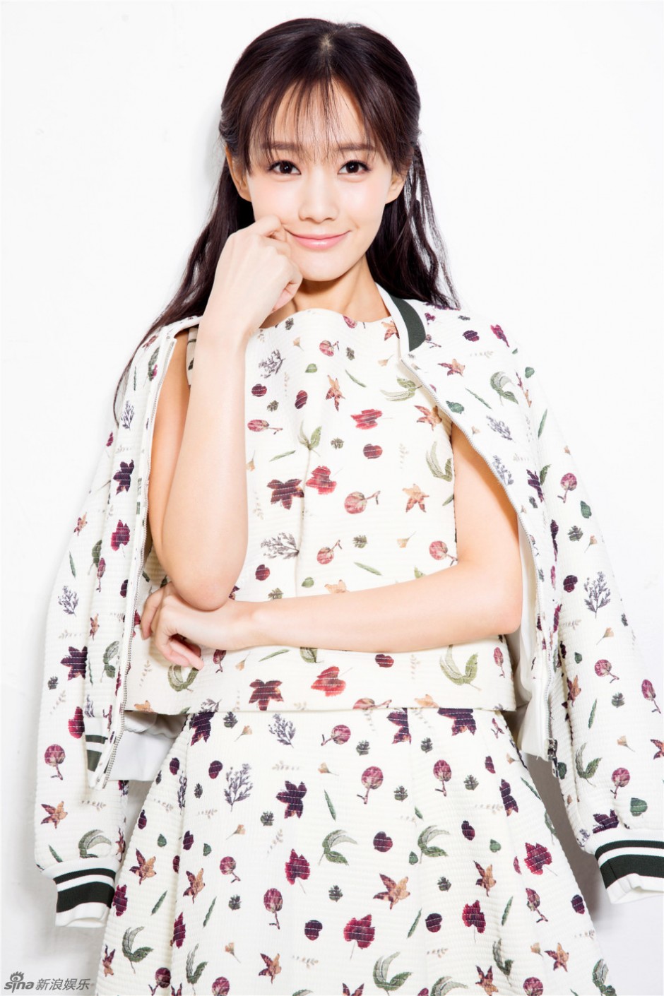 李一桐最新寫真曝光 干凈素雅猶如仙子般靈動(dòng)