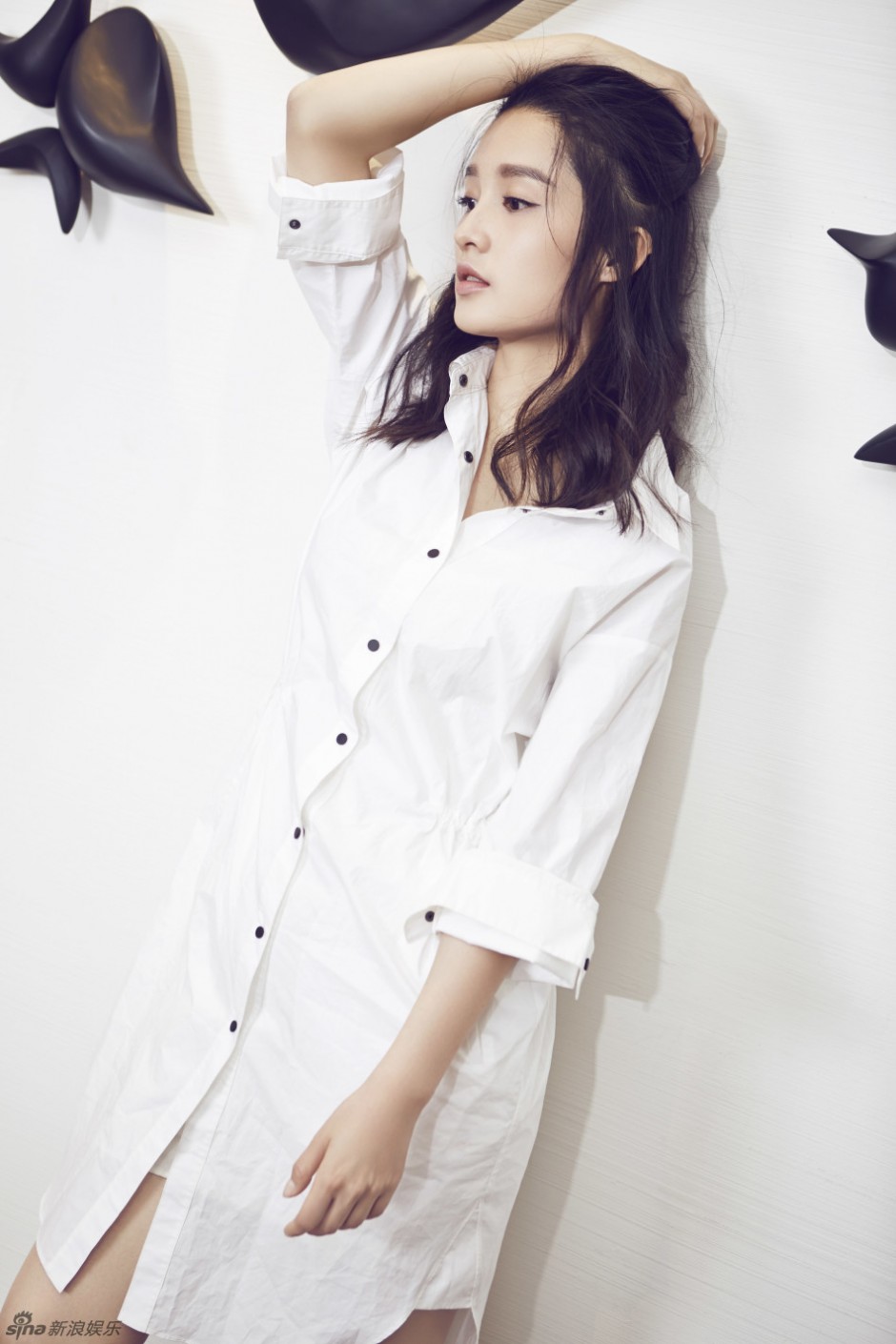 李沁時(shí)尚寫真大片曝光 演繹百變小白裙