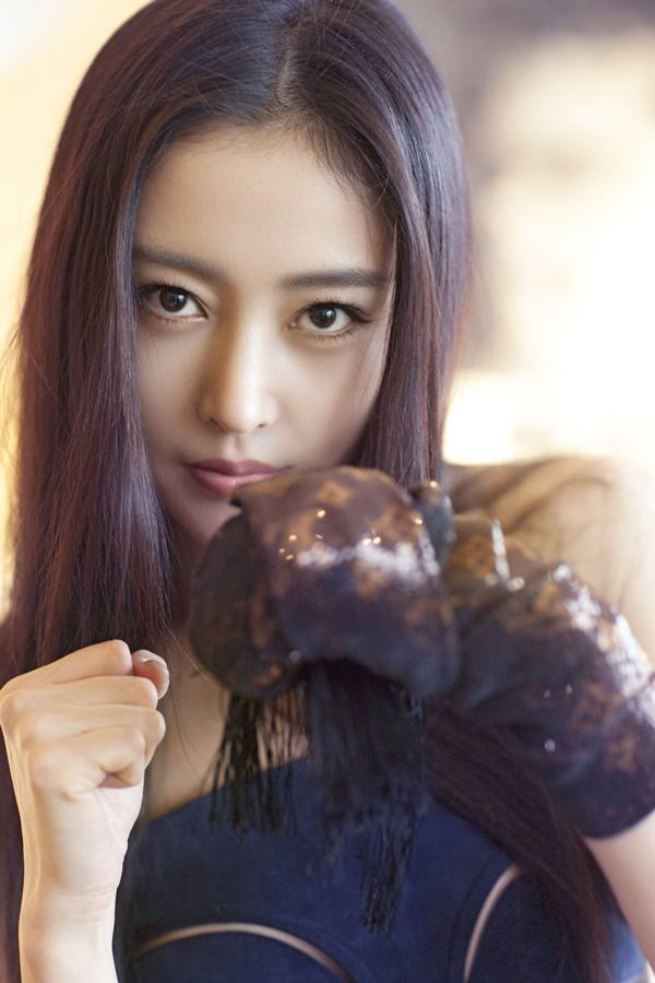 演員張?zhí)鞇蹖懻娲笃毓?百變造型釋放多面魅力