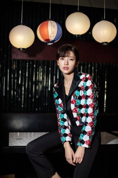 臺(tái)星郭雪芙時(shí)尚寫(xiě)真曝光 溫潤(rùn)如玉又率性自然