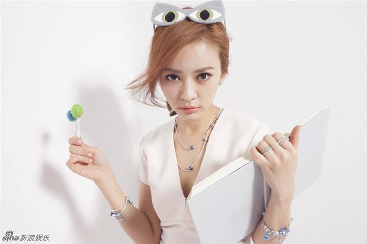 陳意涵最新寫真大片 鬼馬另類搭配顯小女人風(fēng)味