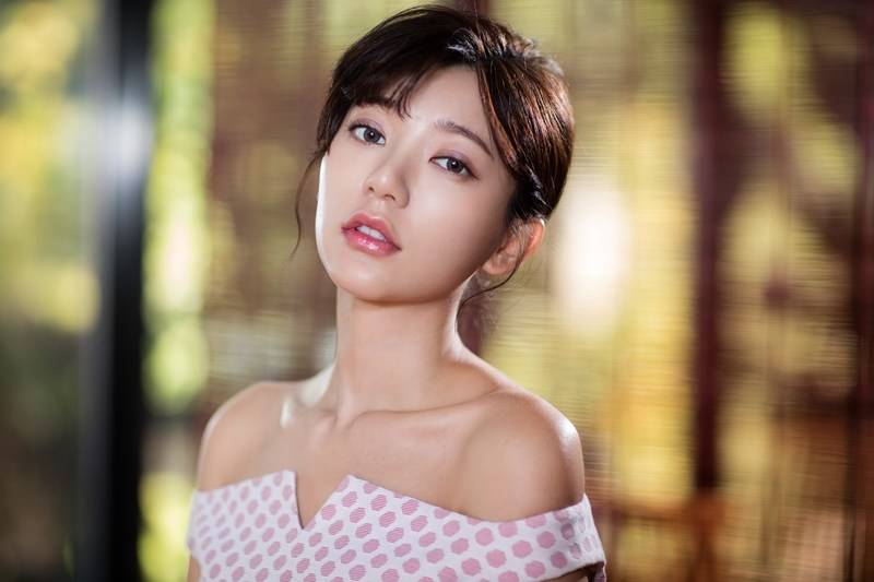 臺(tái)星郭雪芙時(shí)尚寫真曝光 溫潤(rùn)如玉又率性自然