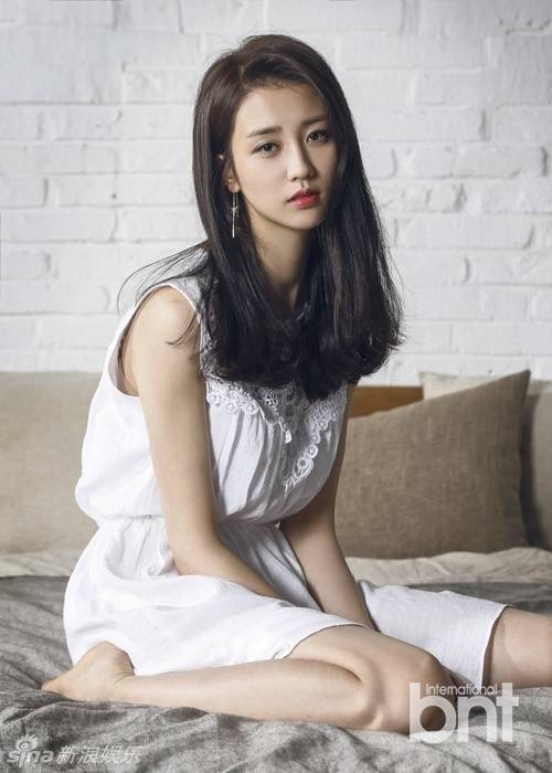 韓星樸河宣春裝時(shí)尚寫真 復(fù)古迷人露美腿