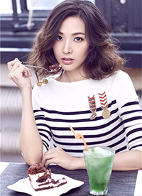 鄭羅茜最新寫真圖片 簡(jiǎn)潔裝扮顯熟女范兒