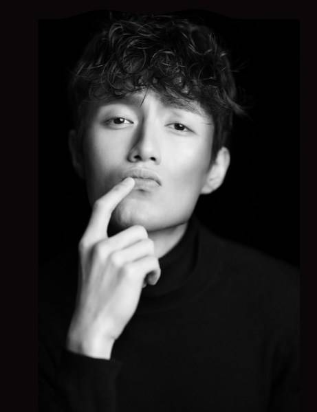 男演員張?chǎng)魏诎讓懻娲笃?眼神深邃極具紳士誘惑