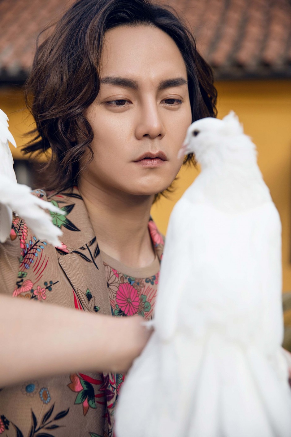 演員尹正時尚寫真曝光 布拉格街拍演繹浪漫風(fēng)情