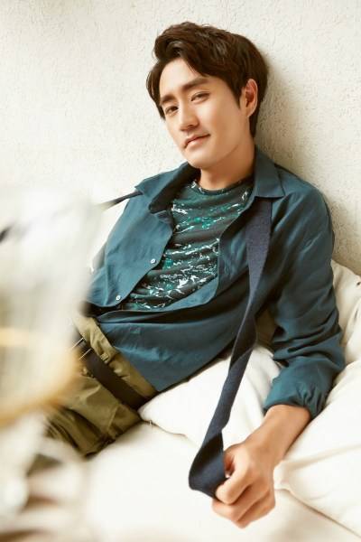 演員楊玏秋季慵懶寫真曝光 變身雅痞紳士