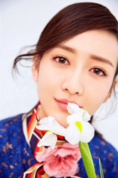 內(nèi)地演員王鷗時(shí)尚雜志寫真曝光