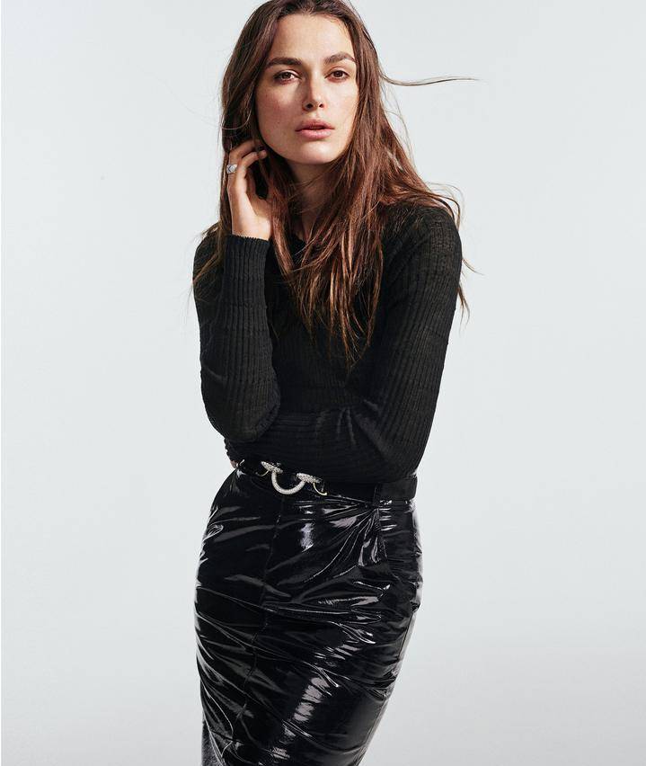 凱拉&middot;奈特莉性感寫真圖片 半裸摸胸氣質(zhì)冷艷