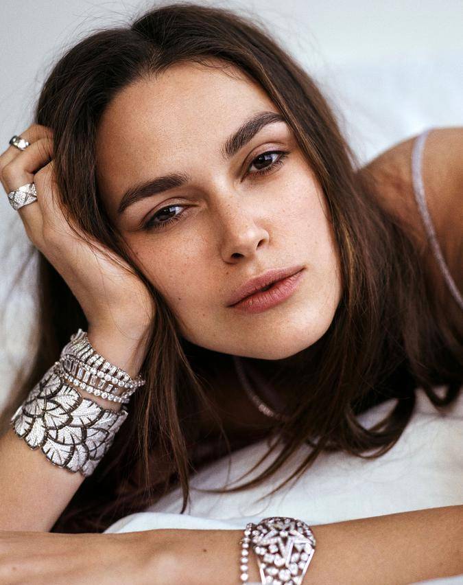 凱拉&middot;奈特莉性感寫真圖片 半裸摸胸氣質(zhì)冷艷