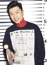 劉國梁馬龍最新寫真曝光 慘遭徒弟“捆綁”