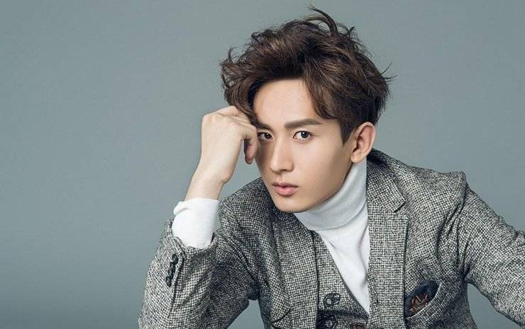 演員成毅雜志寫真照片 演繹別樣的慵懶午后