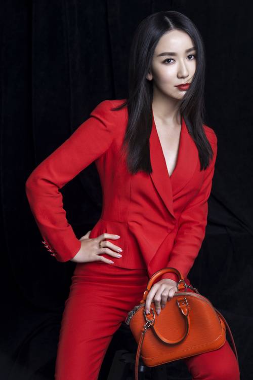 婁藝瀟烈焰紅唇時尚寫真 霸氣果敢女王范十足