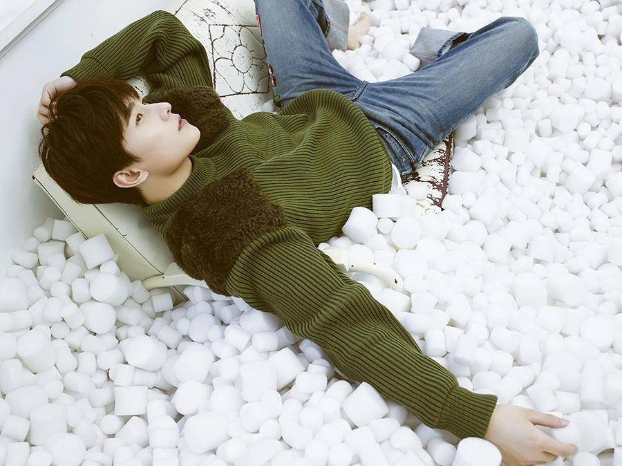 楊洋時(shí)尚寫真大片 極簡造型定格青春模樣