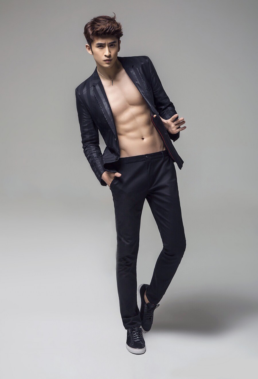 張云龍肌肉寫真 身形完美姿態(tài)撩人