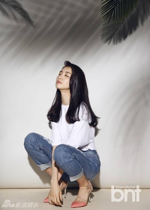 韓星樸河宣春裝時尚寫真 復(fù)古迷人露美腿