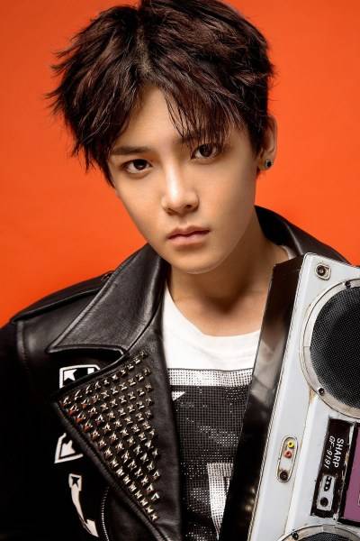 侯明昊酷帥寫真大片 冷眸俊顏碰撞濃烈色彩