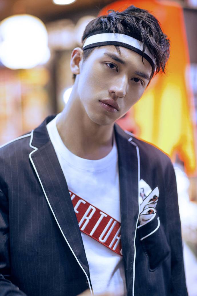 小鮮肉許魏洲時(shí)尚畫報(bào) 眼神殺奪人心魄直擊少女心