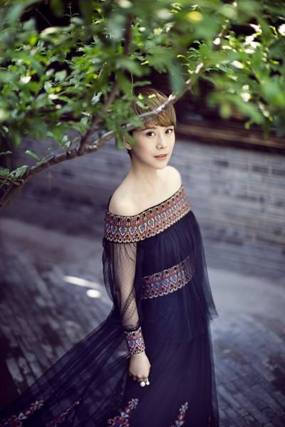 內(nèi)地演員海清寫真照 簡約空靈文藝十足