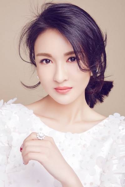 演員鄭逸桐寫(xiě)真圖片 雅致長(zhǎng)裙自然隨性