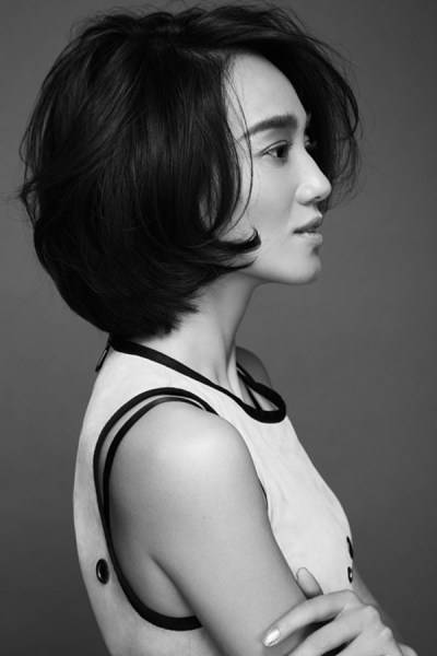 主持人朱丹黑白寫真 一身迷彩服上演側(cè)顏殺