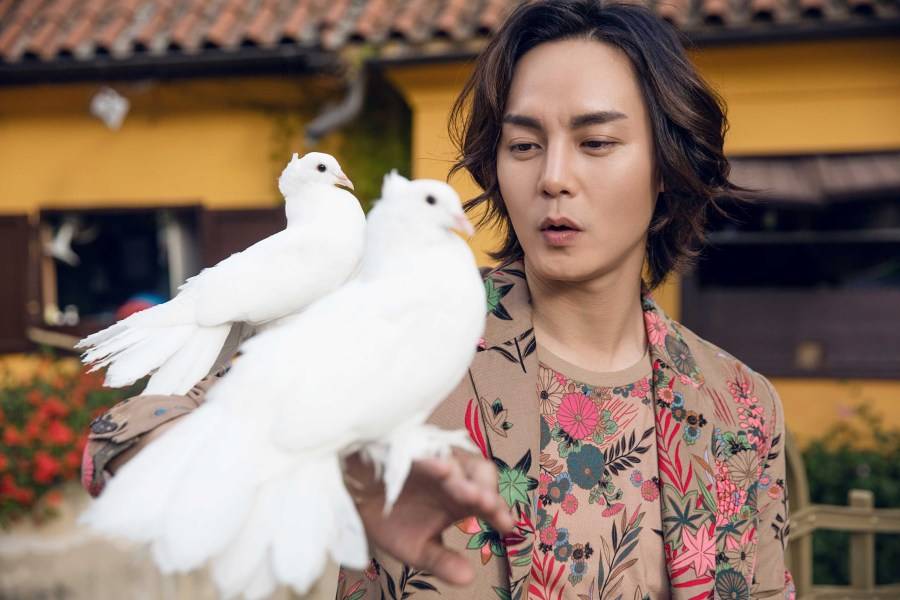 演員尹正時(shí)尚寫真曝光 布拉格街拍演繹浪漫風(fēng)情