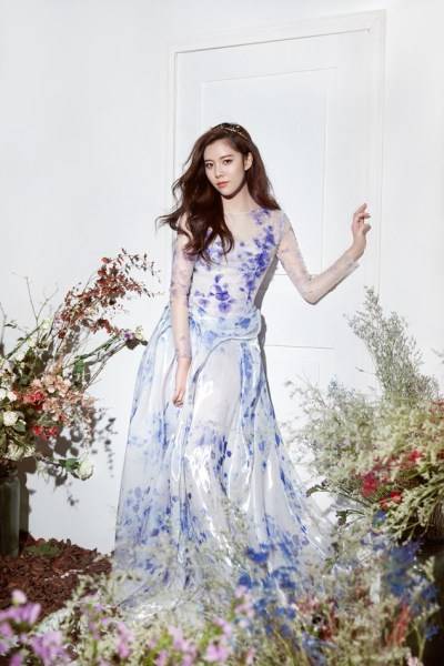 宋妍霏完美側(cè)顏寫真曝光 清新少女風(fēng)仙氣十足