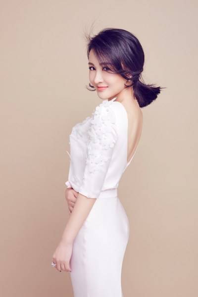 演員鄭逸桐寫(xiě)真圖片 雅致長(zhǎng)裙自然隨性