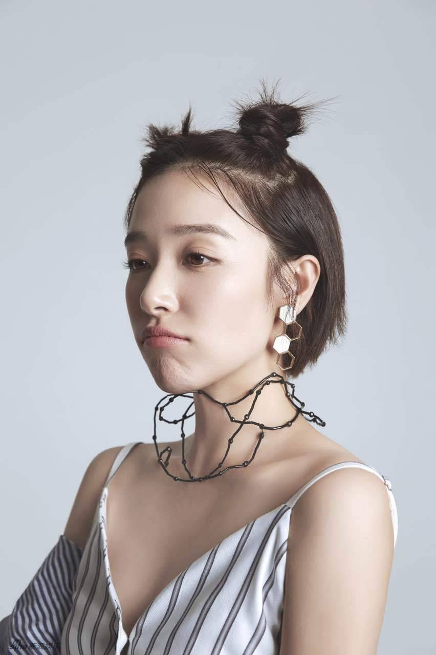 闞清子俏皮丸子頭寫真 靈動演繹元氣少女